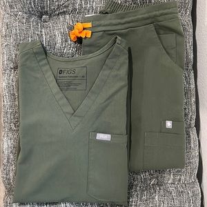 FIGS Scrub Set
